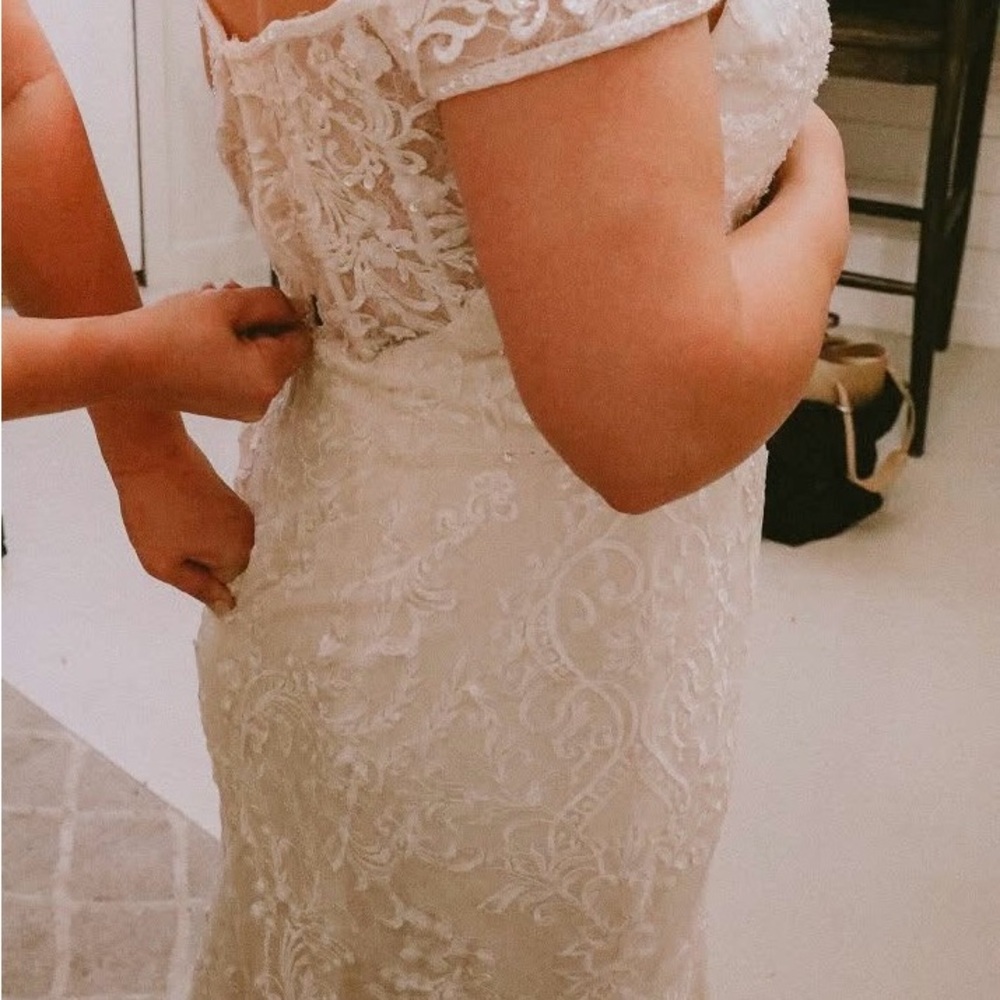 Elegant Off-Shoulder Lace Wedding Dress - Picture 6 of 7